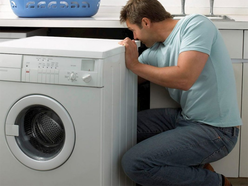 Tắt máy giặt mà nước vẫn chảy thì nên làm gì