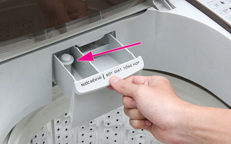 ve-sinh-ngan-chua-bot-giat-ve-sinh-may-giat-beko Lấy ngăn chứa bột giặt ra và vệ sinh sạch sẽ rồi lắp vào