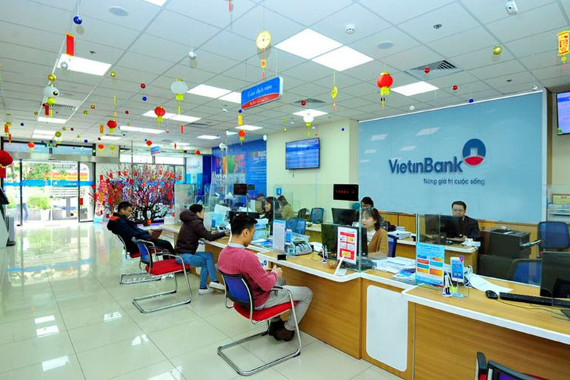Đến quầy giao dịch VietinBank để kiểm tra số dư