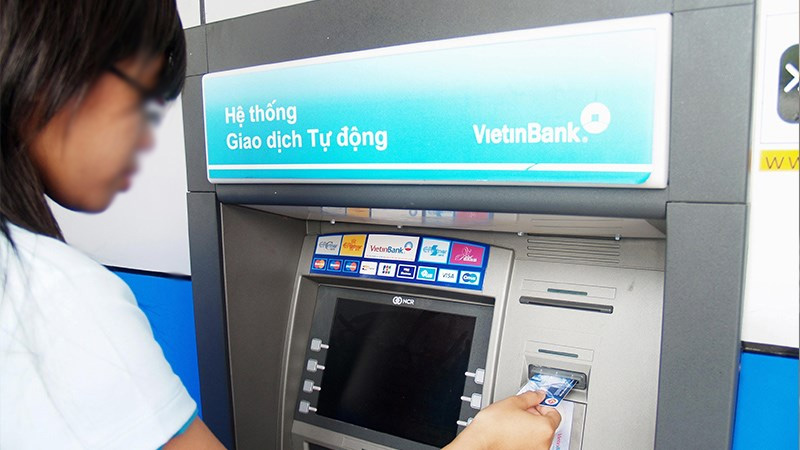 Đến cây ATM VietinBank gần nhất để kiểm tra số dư