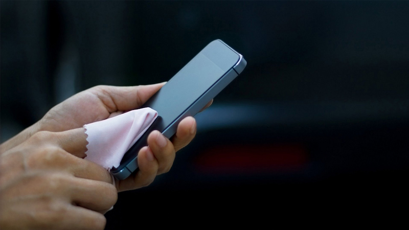 Vệ sinh màn hình iPhone khi bị đơ