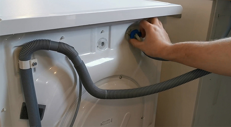 duong-ong-dan-nuoc-bi-loi-khien-may-giat-hitachi-khong-vat Đường ống cấp nước gặp sự cố khiến máy giặt Hitachi không vắt