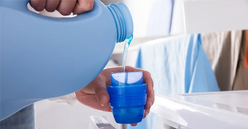 lieu-luong-nuoc-giat-phu-thuoc-vao-khoi-luong-quan-ao-may-giat-va-do-ban Không nên dùng quá nhiều nước giặt khi giặt quần áo